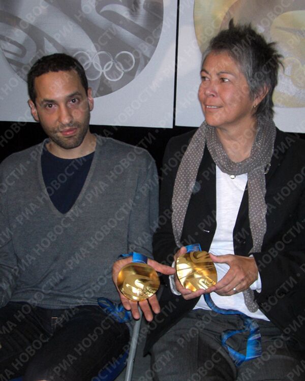 Авторы дизайна олимпийских и паралимпийских медалей Игр-2010 Омер Арбел (Omer Arbel) и Коррин Хант (Corrine Hunt)