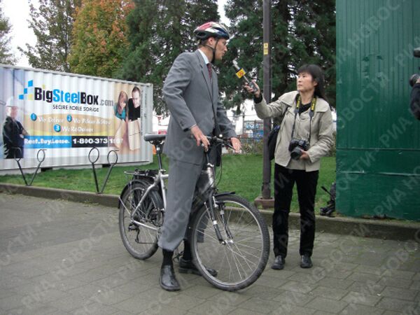 Мэр города Ванкувера Грегор Робертсон (Gregor Robertson), прикативший на презентацию наград Игр-2010, общается с журналистами после нее