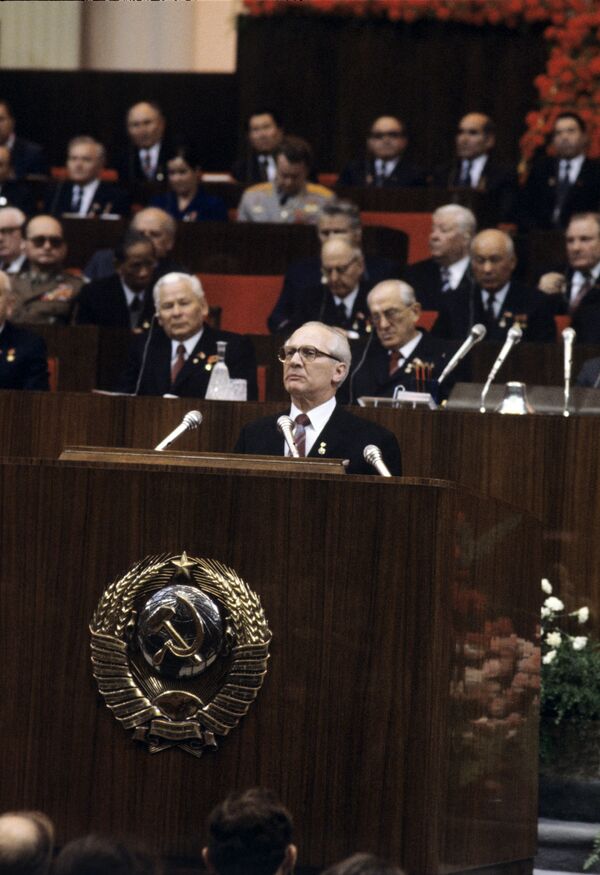 Эрих Хоннекер выступает на заседании в честь 60-летия образования СССР