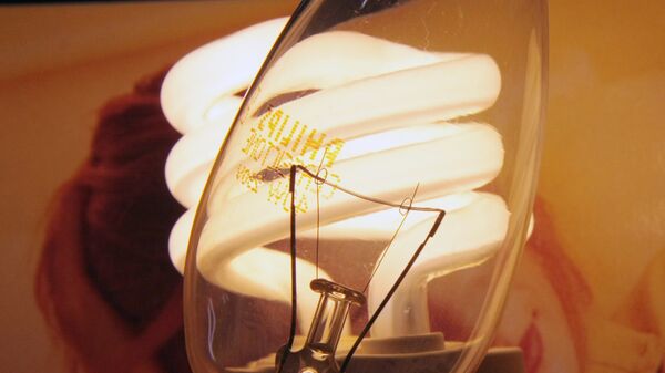 Лампа накаливания и энергосберегающая лампочка. Архив