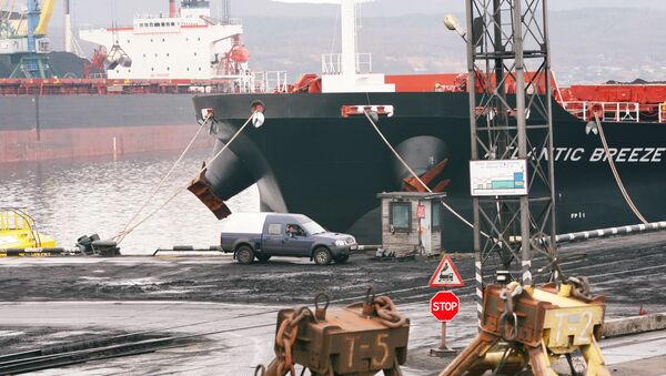 Торговый грузовой порт в Мурманске