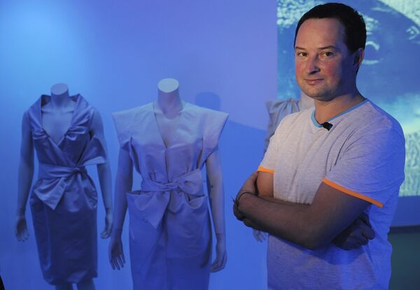 Александр Арнгольдт во время показа своей коллекции в галерее RuArt