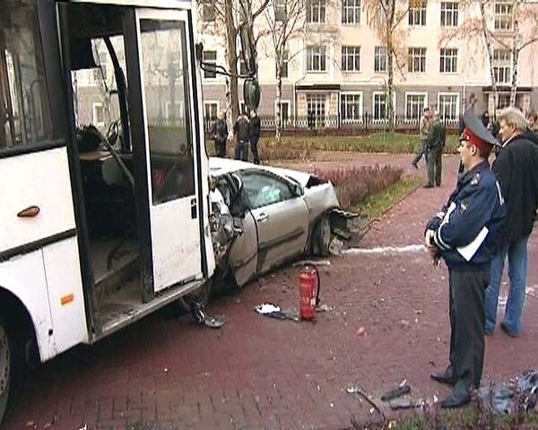 Автобус протаранил 14 автомобилей в Перми. Видео с места событий 