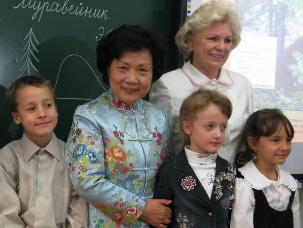 Супруга китайского министра иностранных дел Лэ Аймэй и ученики  школы при посольстве РФ в КНР