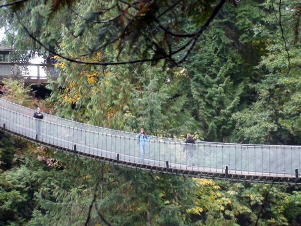 Одна из достопримечательностей Ванкувера и его окрестностей - подвесной мост Капилано