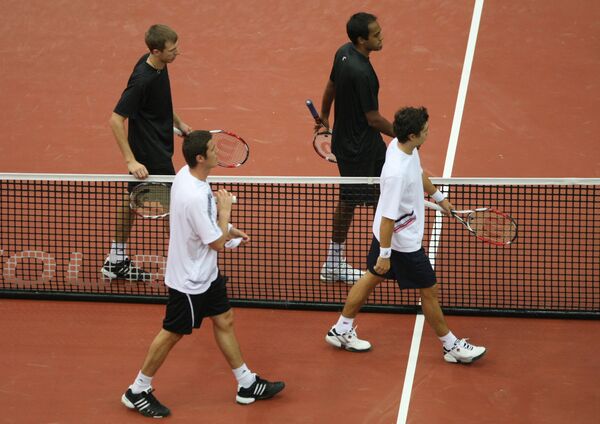 Российские теннисисты Марат Сафин и Игорь куницын (на первом плане слева направо) после матча с американцами Эриком Бутораком и Радживом Рамом (на втором плане слева направо).