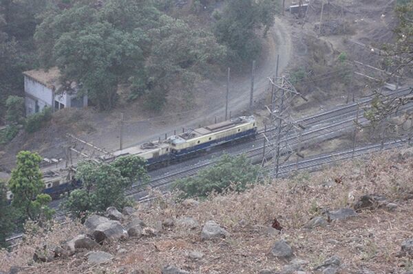 Число жертв столкновения поездов в тумане в Индии достигло 10