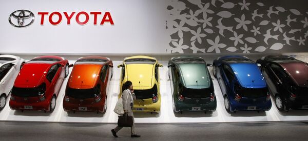 Автомобили Toyota iQ на автосалоне в Токио. Архив
