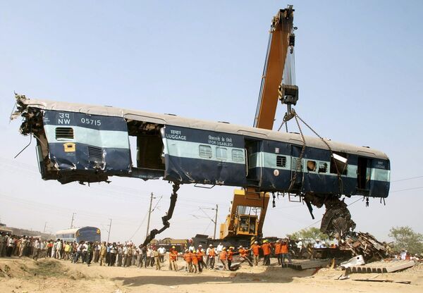 Ликвидация последствий столкновения поездов в Индии