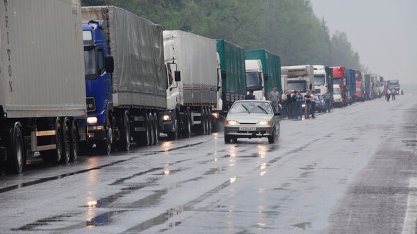 Пробка из грузовиков на трассе М-53 под Красноярском растет