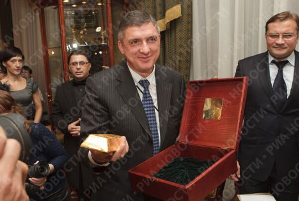 Золотой слиток весом почти 11,3 килограмма был продан в среду в Петербурге
