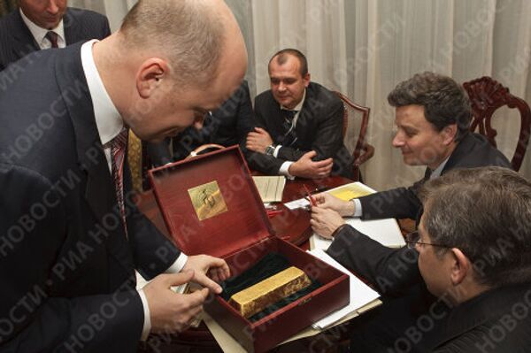 Золотой слиток весом почти 11,3 килограмма был продан в среду в Петербурге