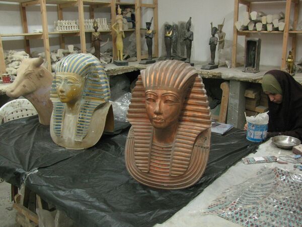 Египетский скульптор Мустафа аль-Изаби воссоздал точные копии сокровищ гробницы Тутанхамона