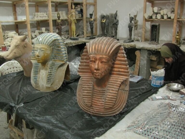 Египетский скульптор Мустафа аль-Изаби воссоздал точные копии сокровищ гробницы Тутанхамона