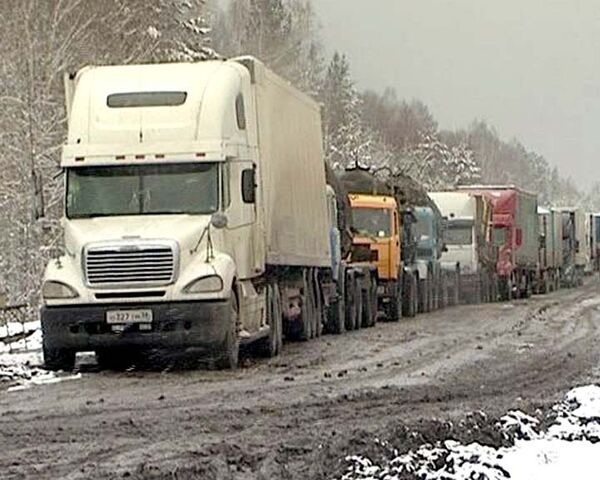 Более 400 грузовиков стоят в пробке на трассе М-53 под Красноярском