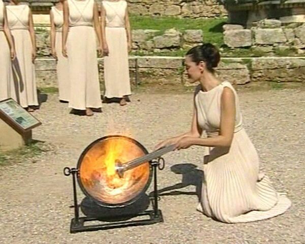 Жрицы зажигают от солнца Олимпийский огонь в Греции