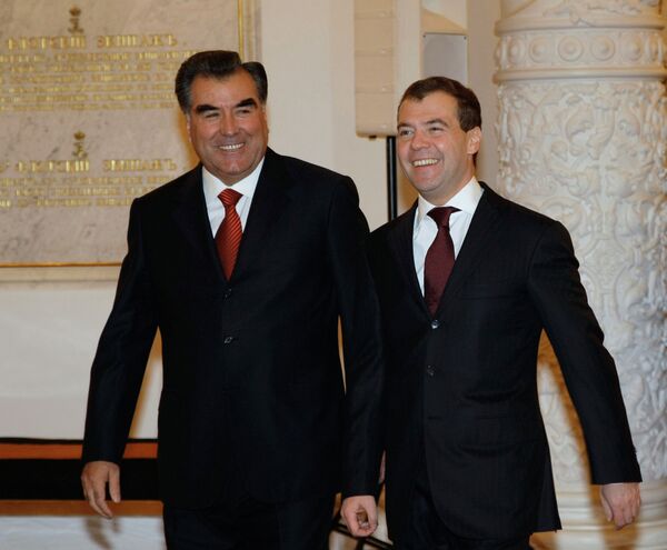 Президент РФ Дмитрий Медведев и президент Таджикистана Эмомали Рахмон. Архив