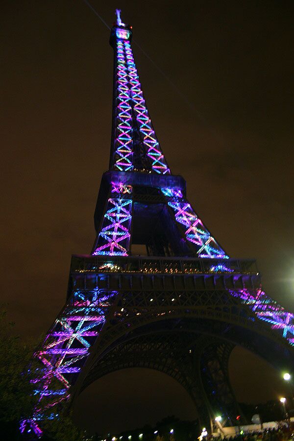 Огни Эйфелевой башни погасли в Париже в честь дня борьбы со СПИДом