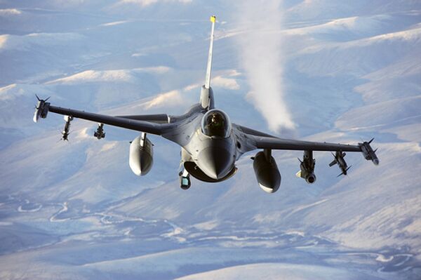 Истребитель-бомбардировщик F-16. Архивное фото