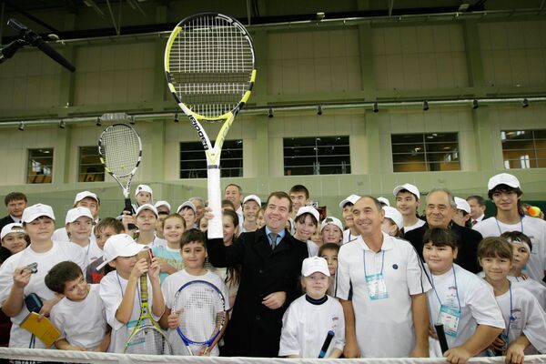 Президент РФ Дмитрий Медведев посетил Казанскую академию тенниса.