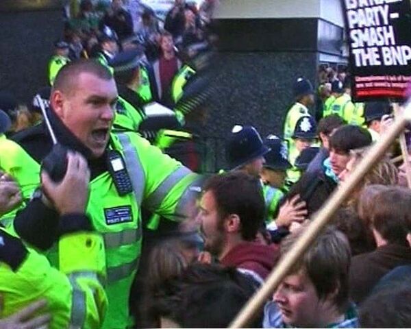 Демонстранты штурмуют здание ВВС в Лондоне