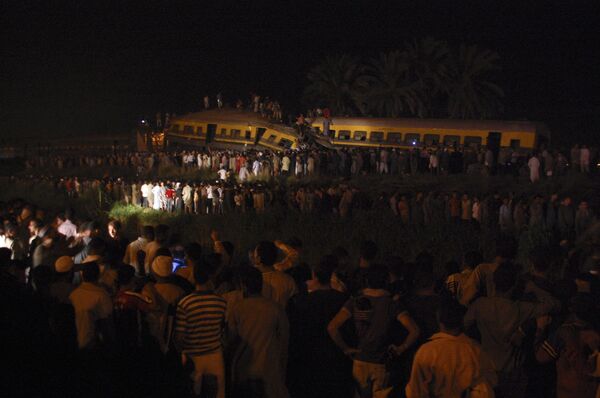 Два египетских пассажирских поезда столкнулись в субботу к югу от Каира