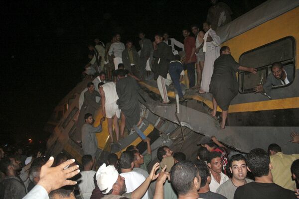 Два египетских пассажирских поезда столкнулись в субботу к югу от Каира