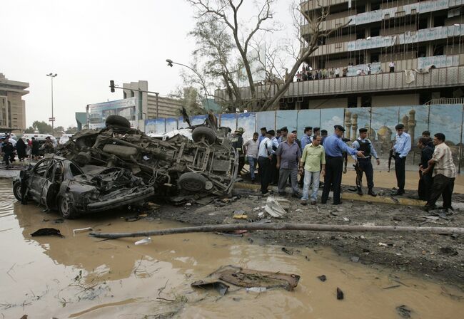 Два автомобиля взорваны у здания канцелярии губернатора Багдада и министерства юстиции Ирака