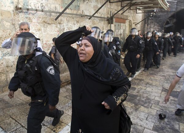 Израильская полиция применила силу для разгона арабской демонстрации на Храмовой горе в историческом центре Иерусалима