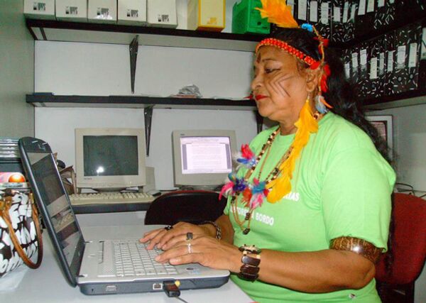 Амазонские индейцы подключились к спутниковому интернету