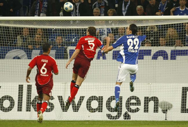 Нападающий Шальке Кевин Кураньи (в синем) забивает гол в ворота Гамбурга