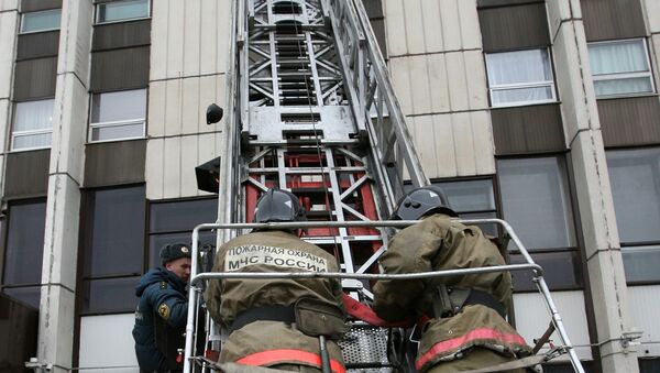 Женщина угрожает выброситься из окна 17-го этажа на западе Москвы