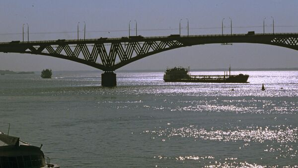 Мост через реку Волга. Архив