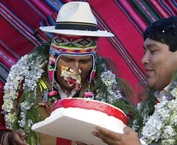 Президент Боливии Эво Моралес Айма в день своего 50-летия получил тортом в лицо