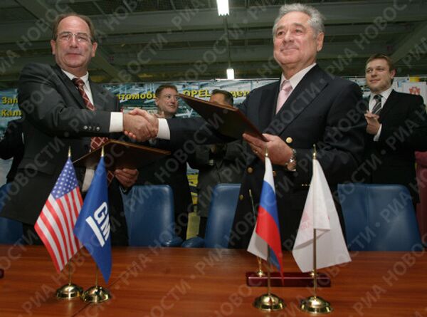 Президент General Motors (GM) по России и странам СНГ Крис Габби и генеральный директор компании Автотор-Холдинг Валерий Горбунов