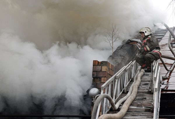 Пожар на складе базы электроизделий в Екатеринбурге