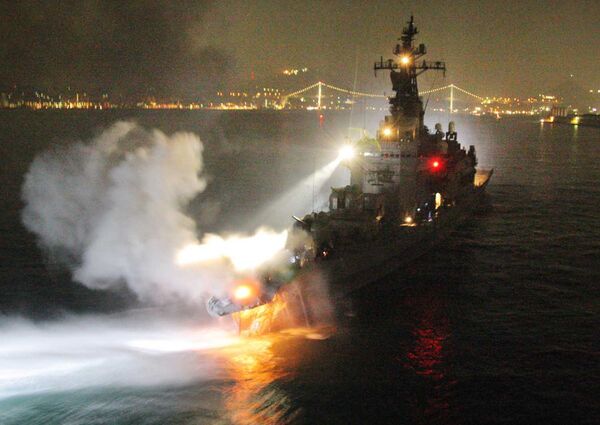 Пожар на эсминце Курама сил самообороны Японии