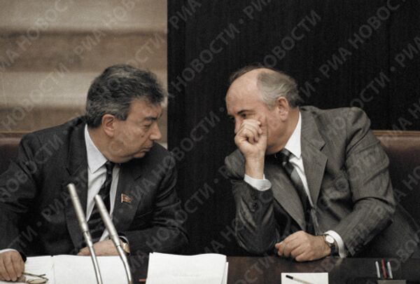 Примаков и Горбачев на заседании Совета Союза Верховного совета СССР