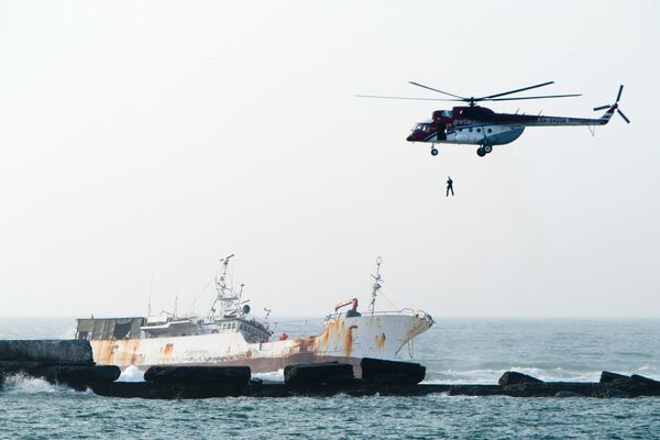 К севшему на мель судну была направлена команда спасателей в сопровождении двух вертолетов.