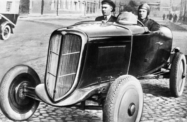 Первый спортивный автомобиль