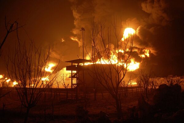 Пожар на нефтяном складе в Индии