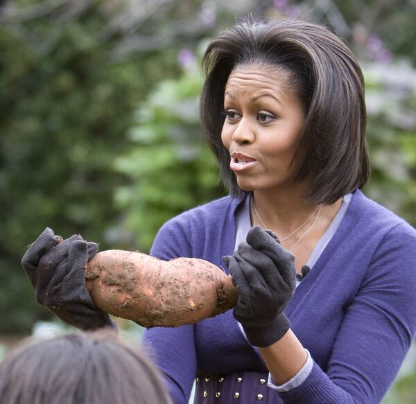Мишель Обама со школьниками собрала урожай на огороде Белого дома