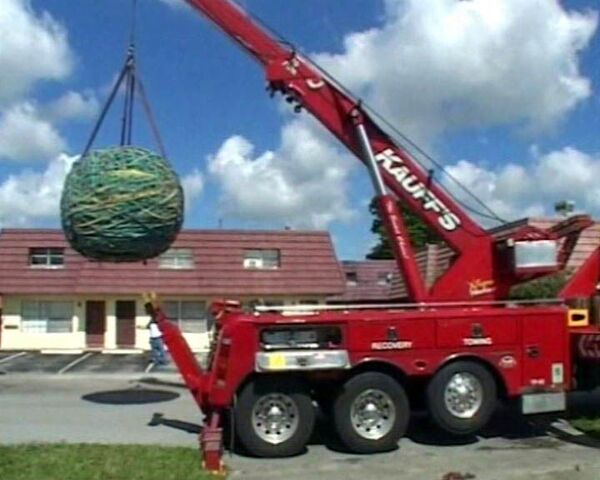 Самый большой мяч в мире: 4 тонны веса и 7 метров в обхвате 