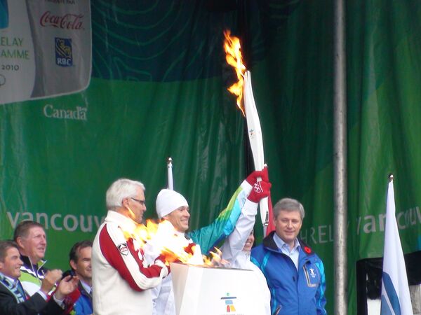 Первый факел олимпийской эстафеты Игр-2010 зажжен на канадской земле