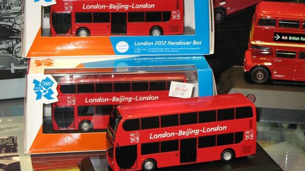 Официальный олимпийский сувенир - знаменитый лондонский красный автобус.