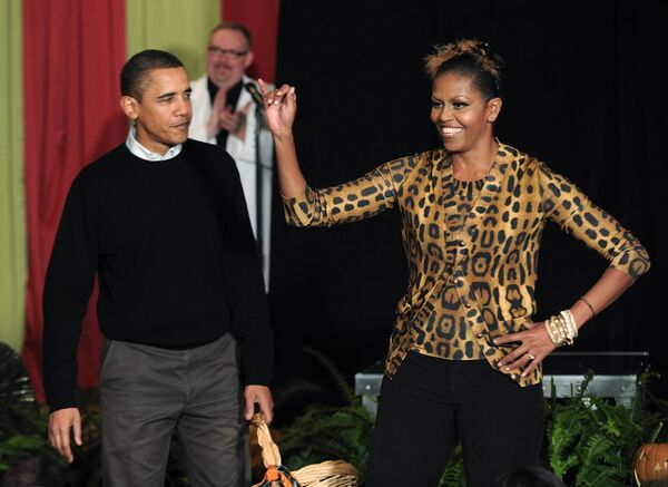 Президент США Барак Обама и его супруга во время празднования Хэллоуина в Белом доме
