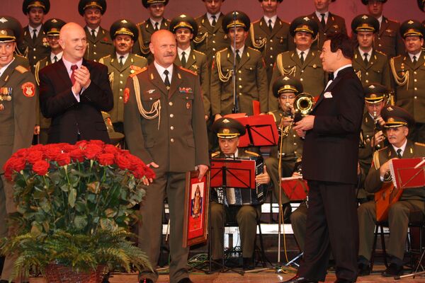 Завершение концерта: на сцене Петр Скульский (слева), Леонид Малев (в центре) и Иосиф Кобзон
