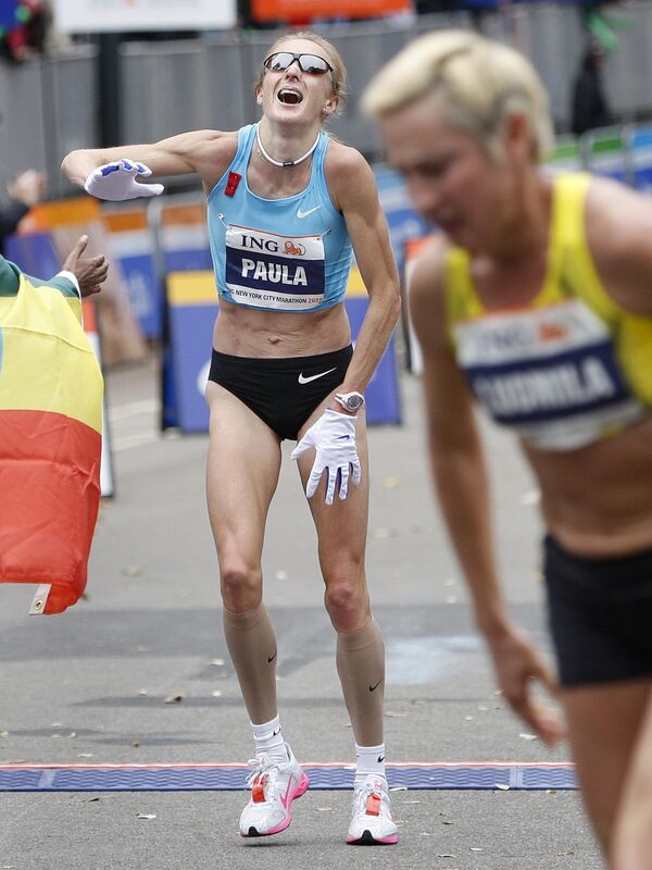 2 место в марафоне. Паула Рэдклифф 2005. Бегунья пола Рэдклифф. Пола Рэдклифф марафон. Паула Рэдклифф 2005 описалась.