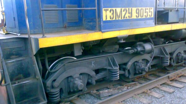 Маневровый локомотив сошел с рельс в Тюмени