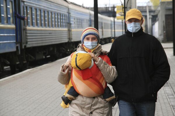 Люди в масках на одной из улиц Тернополя 